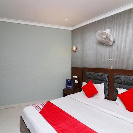 Oyo Hotel Metro Tower Near Ambience Mall نيودلهي المظهر الخارجي الصورة